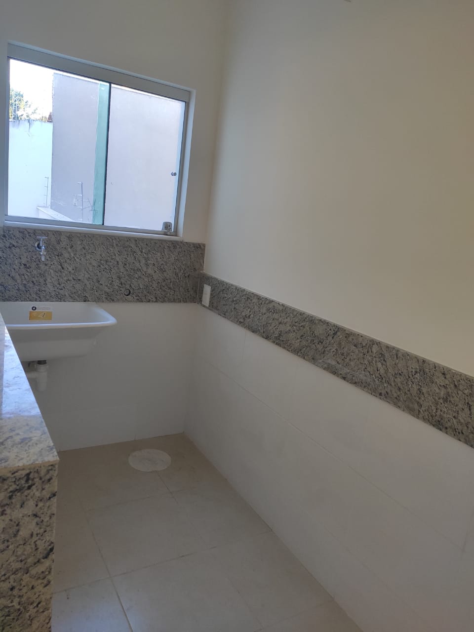 VENDO APARTAMENTO DE TRÊS QUARTOS NO BAIRRO IPORANGA 